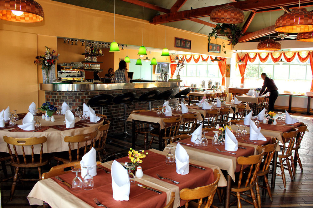 Hotel Restaurant Les Jardins D'Epone ภายนอก รูปภาพ