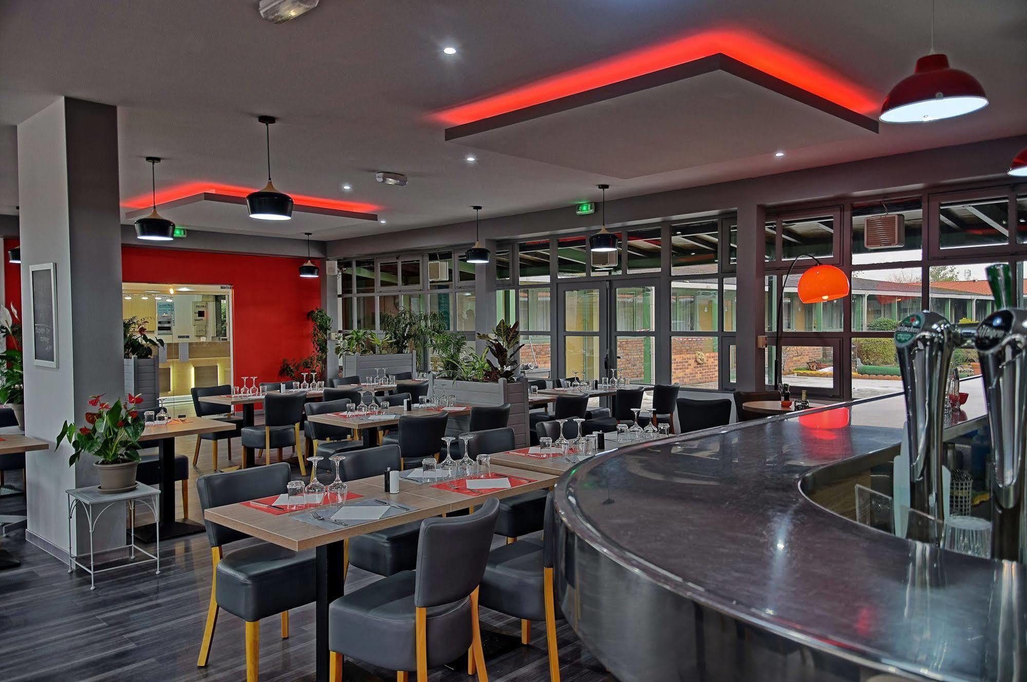 Hotel Restaurant Les Jardins D'Epone ภายนอก รูปภาพ