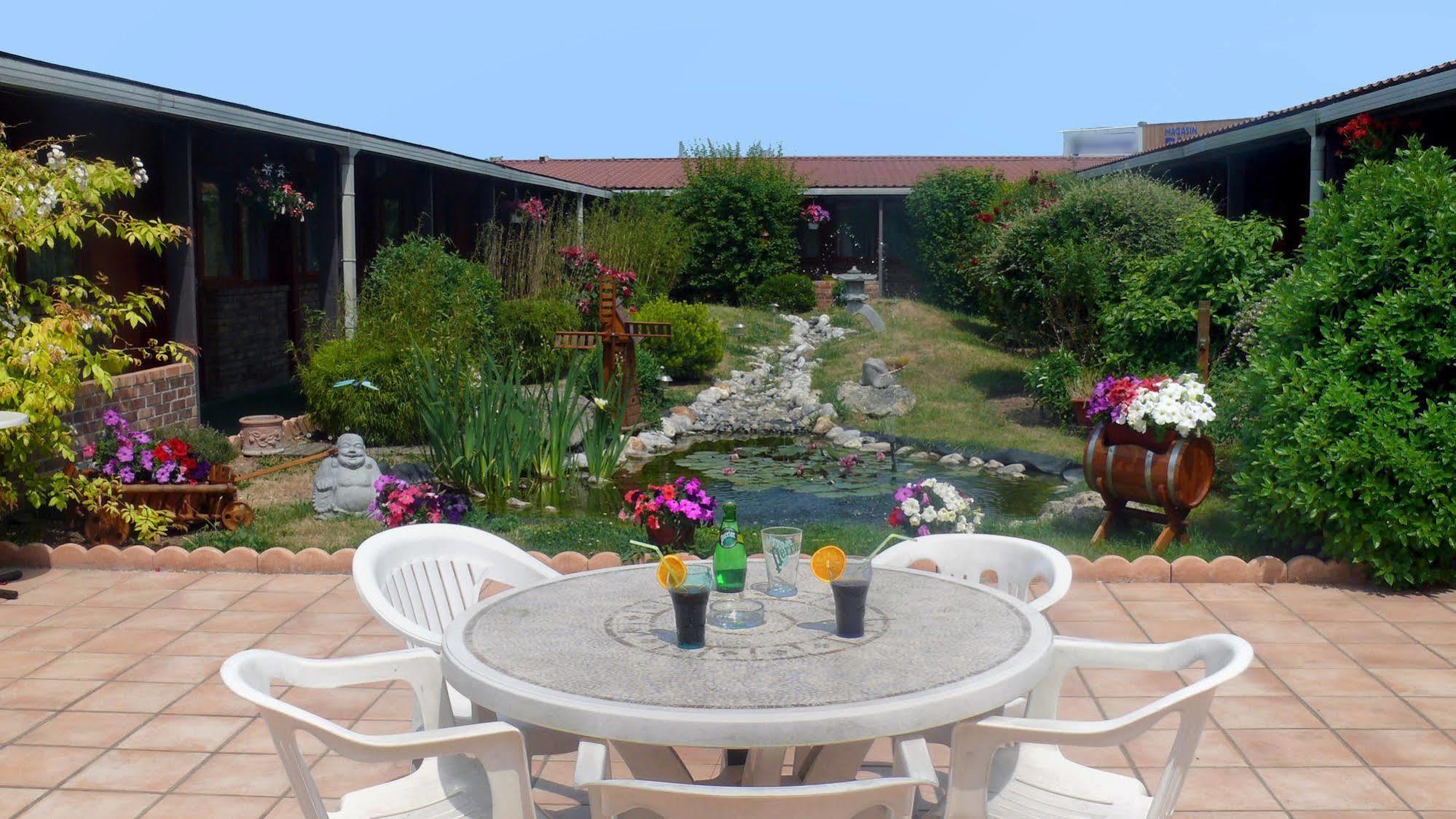Hotel Restaurant Les Jardins D'Epone ภายนอก รูปภาพ