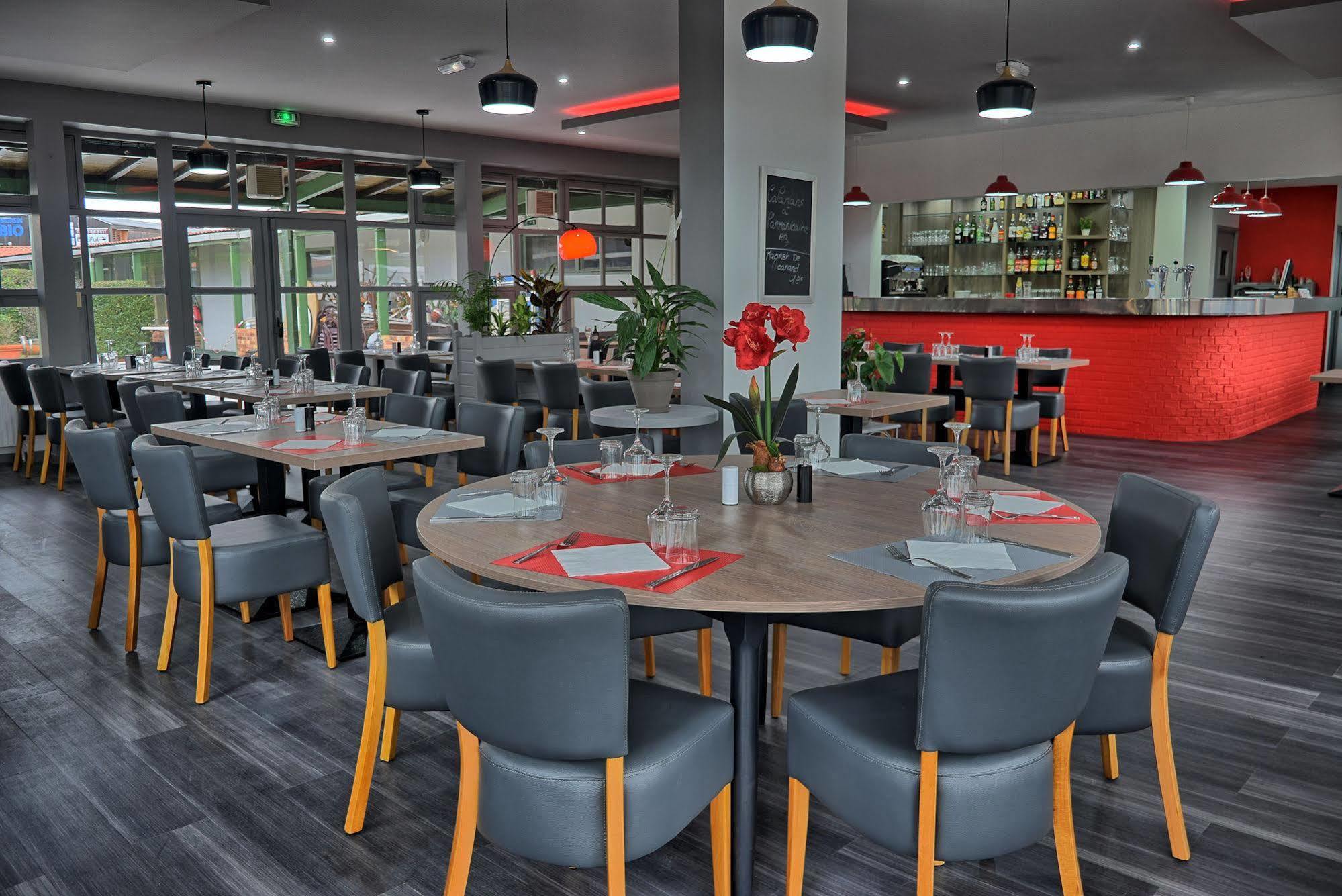 Hotel Restaurant Les Jardins D'Epone ภายนอก รูปภาพ