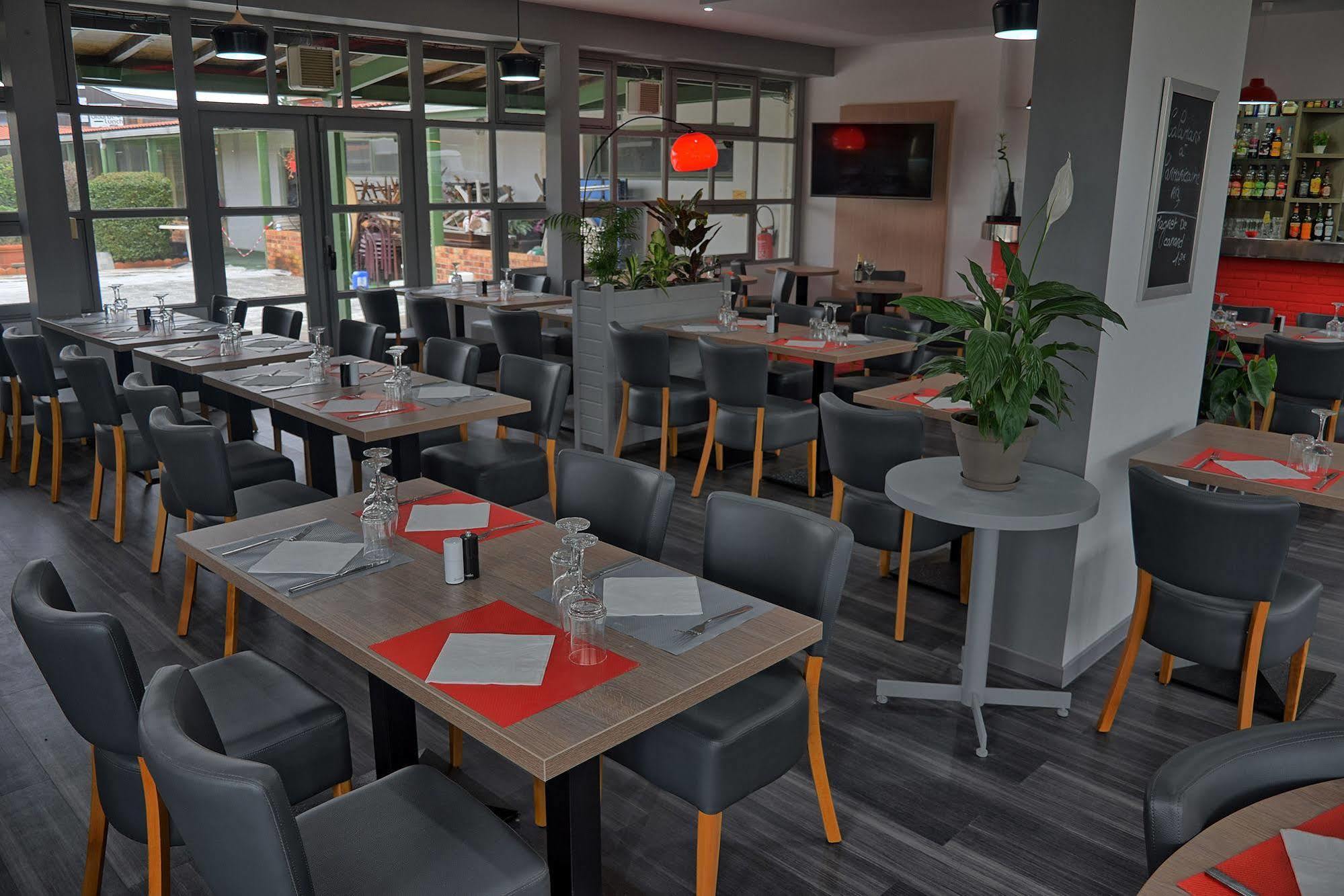 Hotel Restaurant Les Jardins D'Epone ภายนอก รูปภาพ