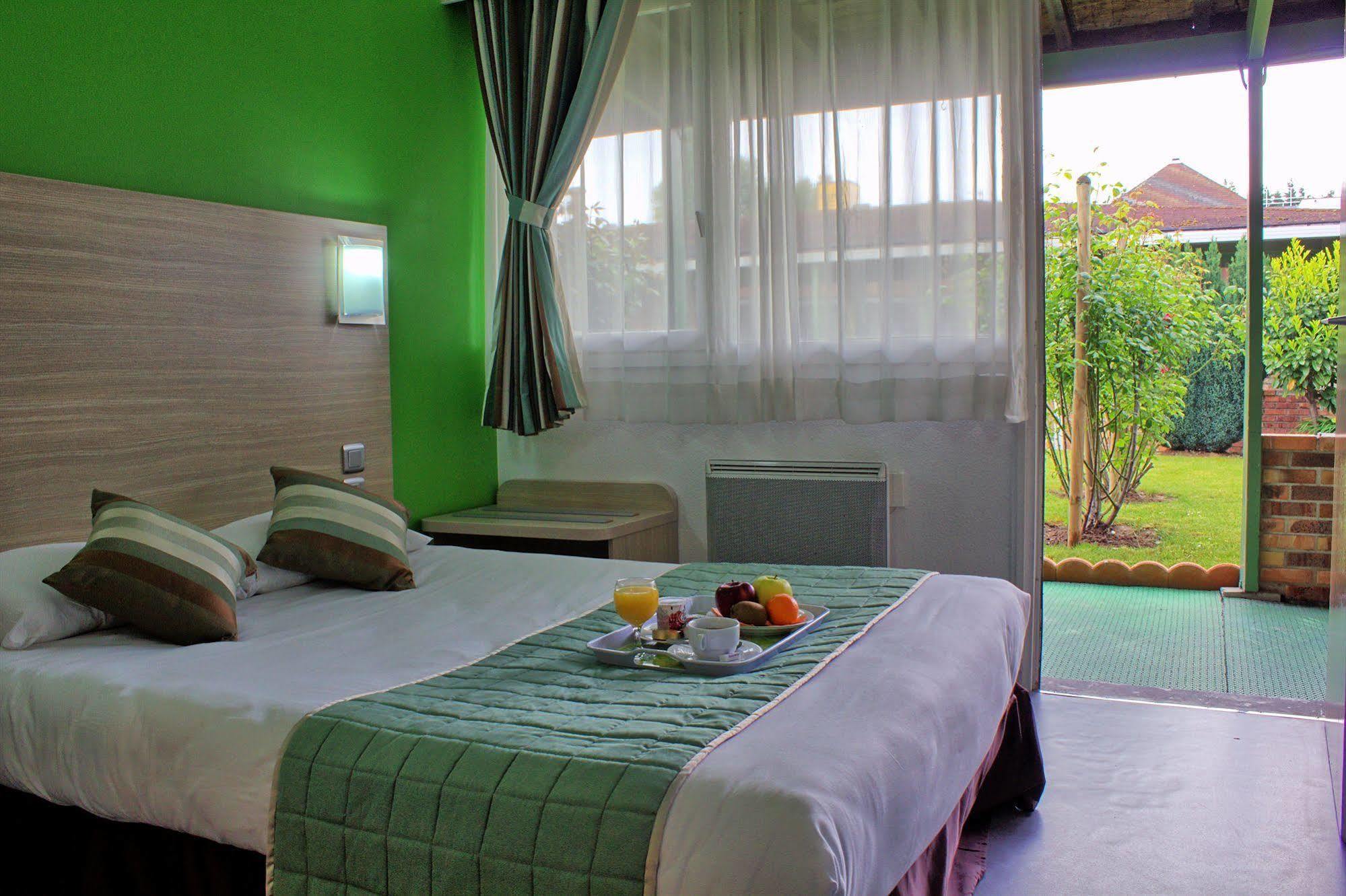 Hotel Restaurant Les Jardins D'Epone ภายนอก รูปภาพ