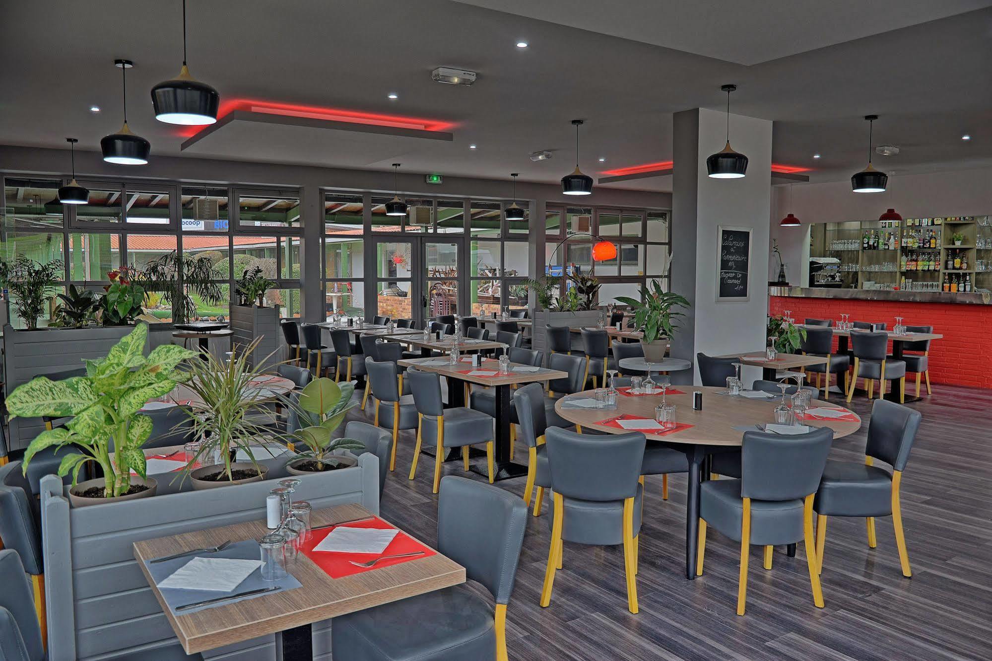 Hotel Restaurant Les Jardins D'Epone ภายนอก รูปภาพ