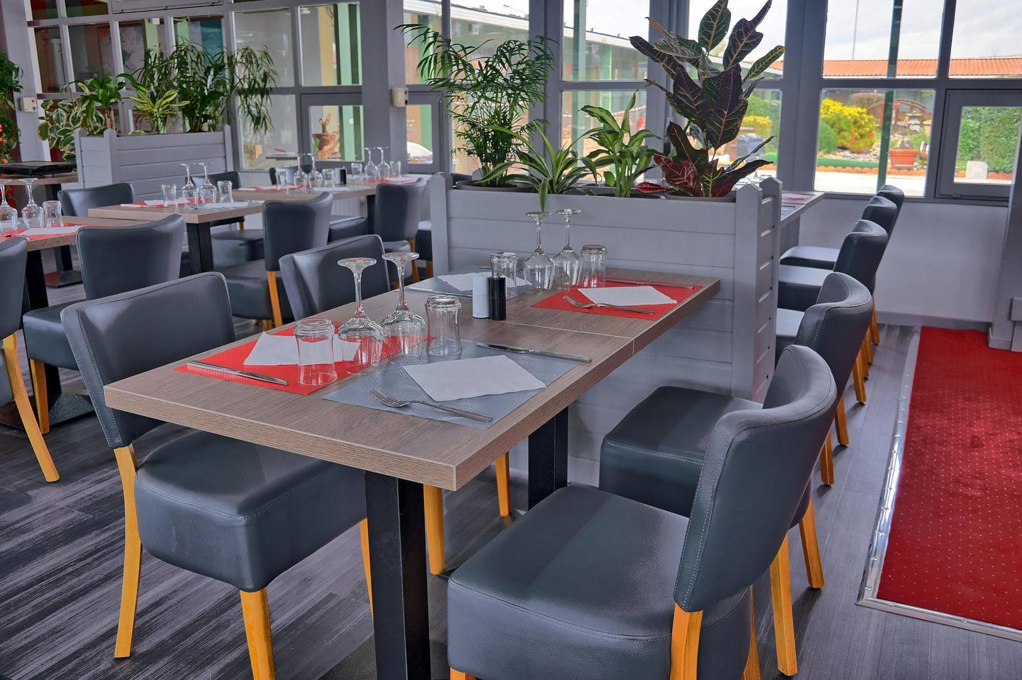 Hotel Restaurant Les Jardins D'Epone ภายนอก รูปภาพ