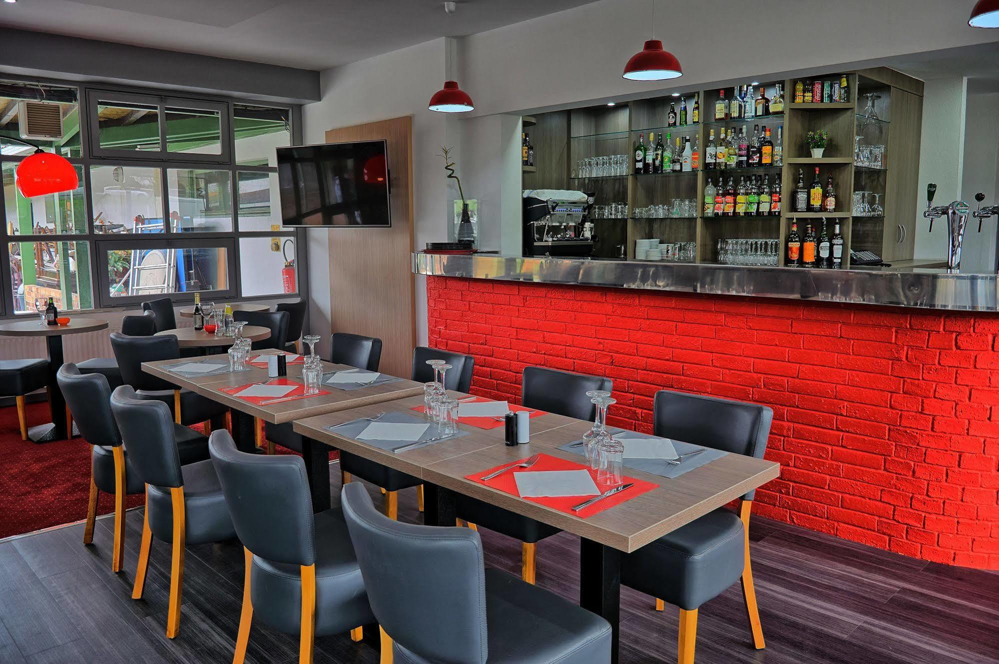 Hotel Restaurant Les Jardins D'Epone ภายนอก รูปภาพ